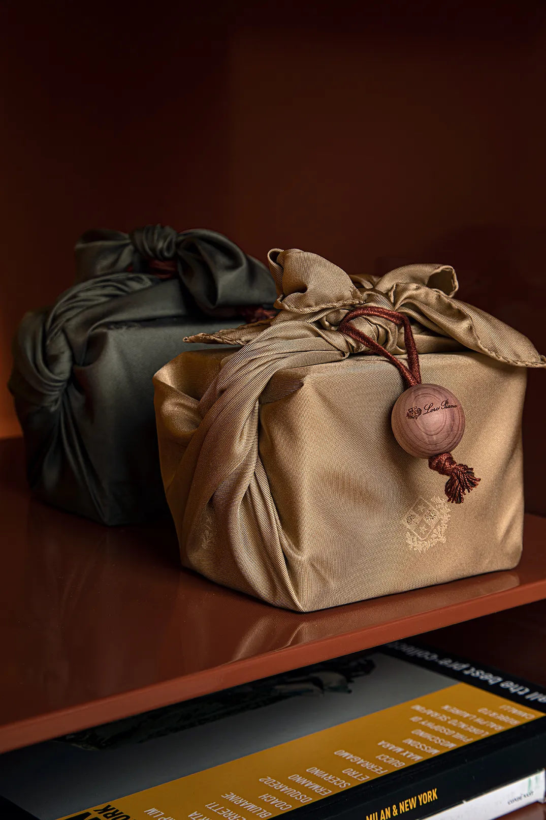 和菓子以日本传统包巾风吕敷包裹。品牌提供