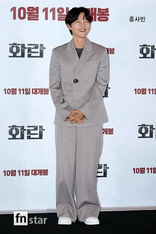 宋仲基今出席新片《禍亂》記者會，臉上滿是笑容。翻攝fnstar