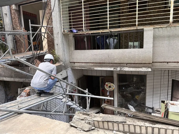 下沉棟一樓住戶取物。都發局提供