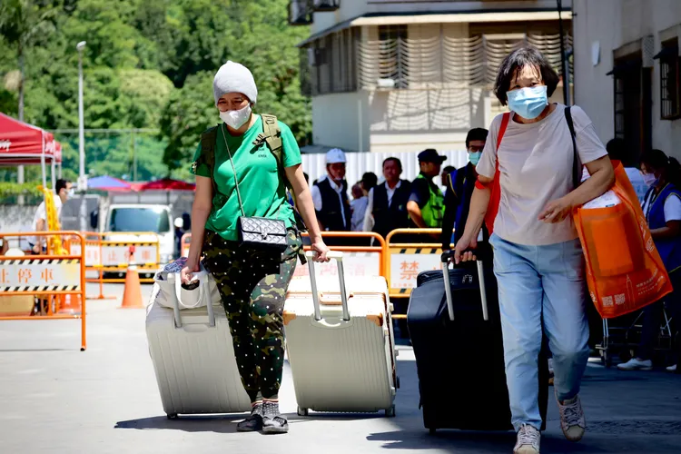 北市府開放災民回家取物。林林攝