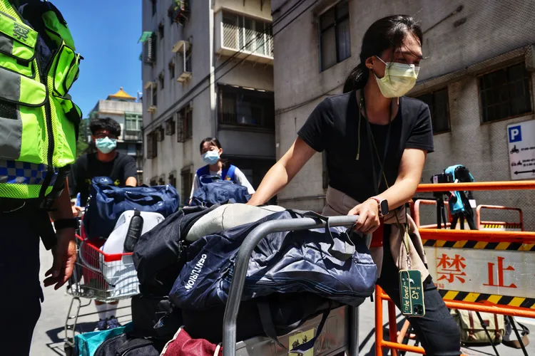 北市府開放災民回家取物。林林攝