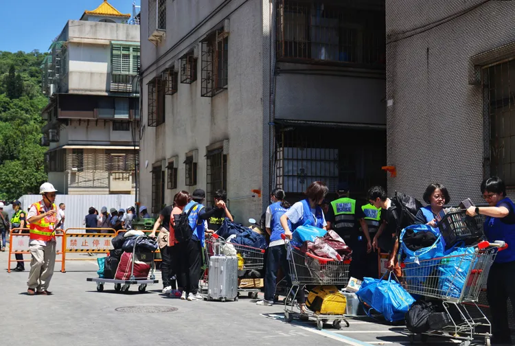 北市府開放災民回家取物。林林攝