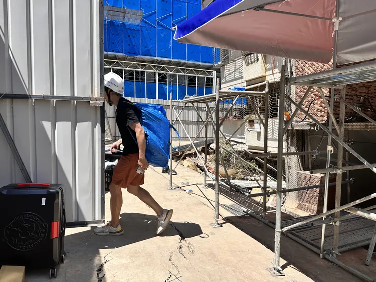 民眾入屋取物。都發局提供