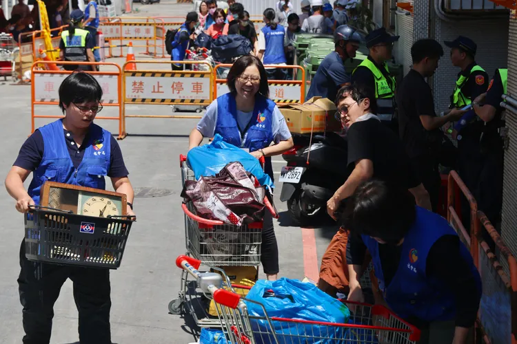 北市府開放災民回家取物。林林攝