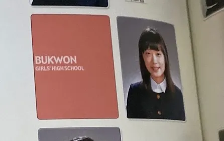 高中同學表示金赫拉主動跟她搭話，陪沒朋友的她吃飯。翻攝nate pann