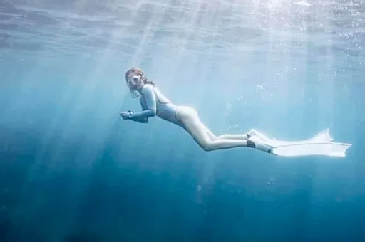 想當優雅美人魚慘留6處傷口！女星被迫咬牙放棄了