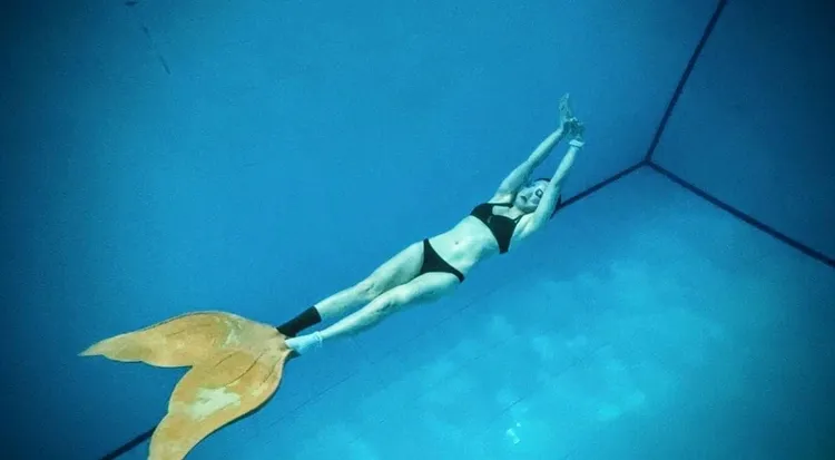 41歲女星謝忻熱愛運動和大自然，她為了想當美人魚的心願，近期報名M1初階人魚課程，卻傷痕累累。翻攝《謝忻》粉絲頁