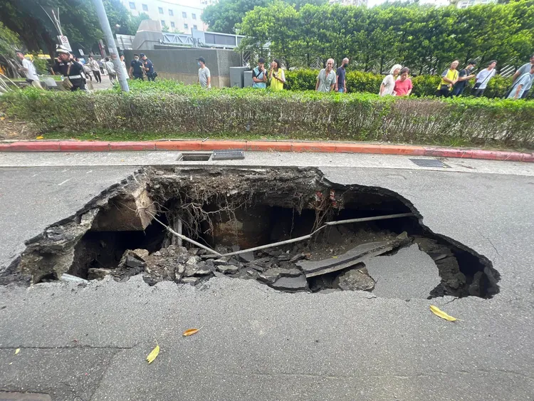 大同區出現天坑，長約6.5米。翻攝自葉林傳臉書