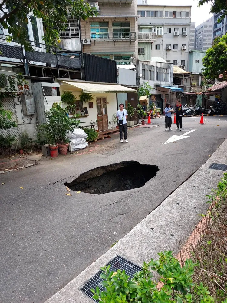 馬路突然塌陷，出現一個大洞。翻攝自林珍羽臉書