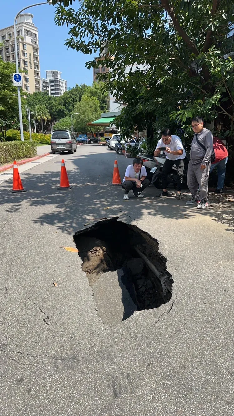 北市大同區出現天坑。翻攝自林珍羽臉書
