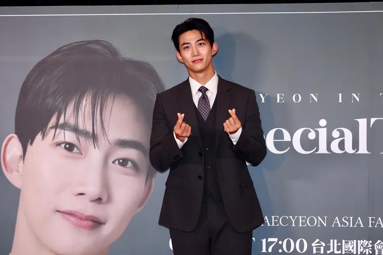 玉澤演放送手指愛心。彭欣偉攝