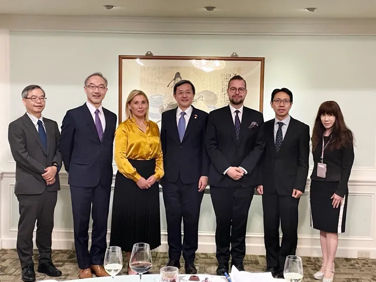 李淳和內魯多娃等人合影。外交部提供