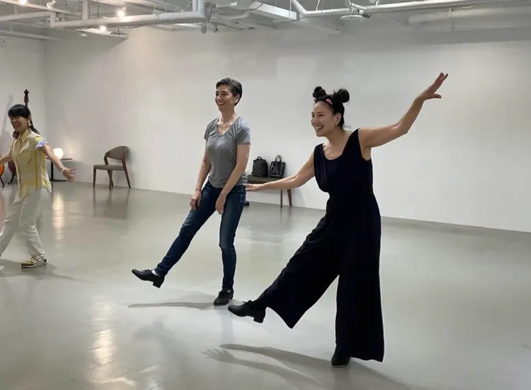 張淳淳（右）與賴佩霞跳踢踏舞。張淳淳提供