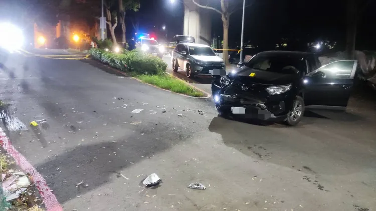 竊嫌衝撞警車，警方隨即連開19槍制伏。翻攝畫面