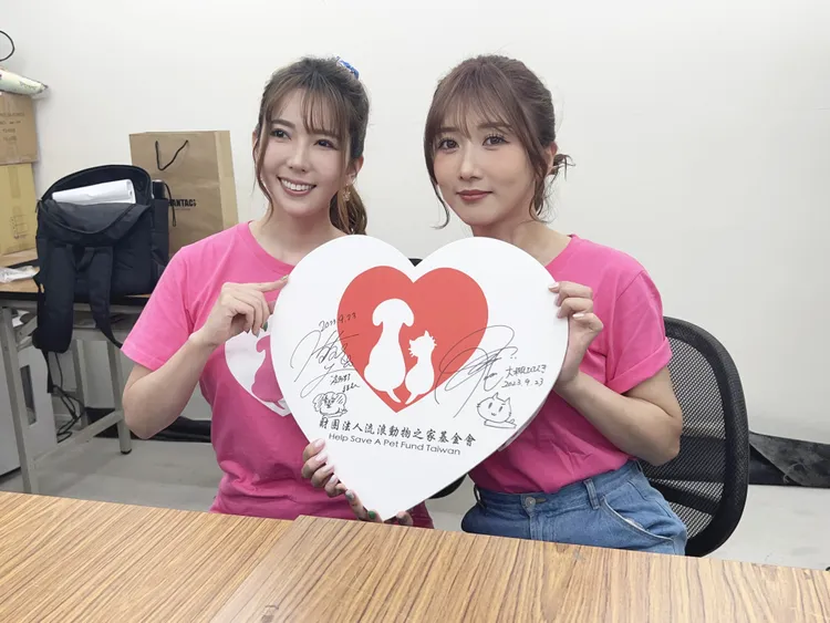 波多野結衣（左）、大槻響各自在簽名板畫上小狗和貓咪。陳薇安攝