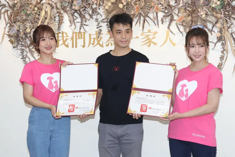 大槻響（左）、波多野結衣（右）明晚見面會的周邊商品收入，全數捐給財團法人流浪動物之家基金會。彭欣偉攝