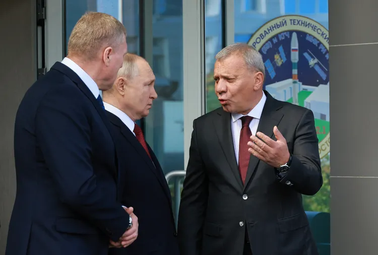 普丁（中）13日稍早抵達東方航太發射場。路透社