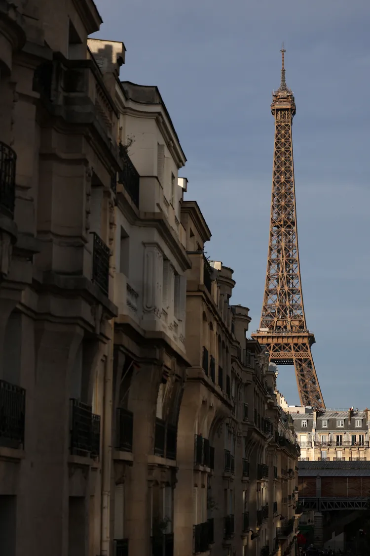 從巴黎市區公寓眺望艾菲爾鐵塔。路透社