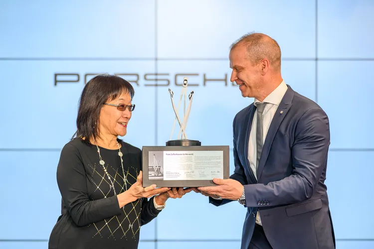 台灣保時捷總裁聶德軒Christian Nater 代表贈牌予汎德永業汽車董事長唐慕蓮。業者提供
