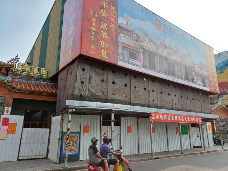 淡水福佑宮正進行維護工程，讓竊嫌有機可趁。翻攝畫面