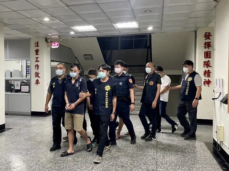 警方逮捕5嫌到案。南市刑大提供