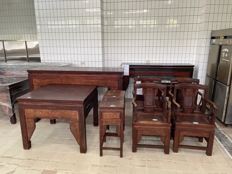 失主供稱遭竊桌椅雕工細緻，至今百年，市價超過300萬元。市刑大提供