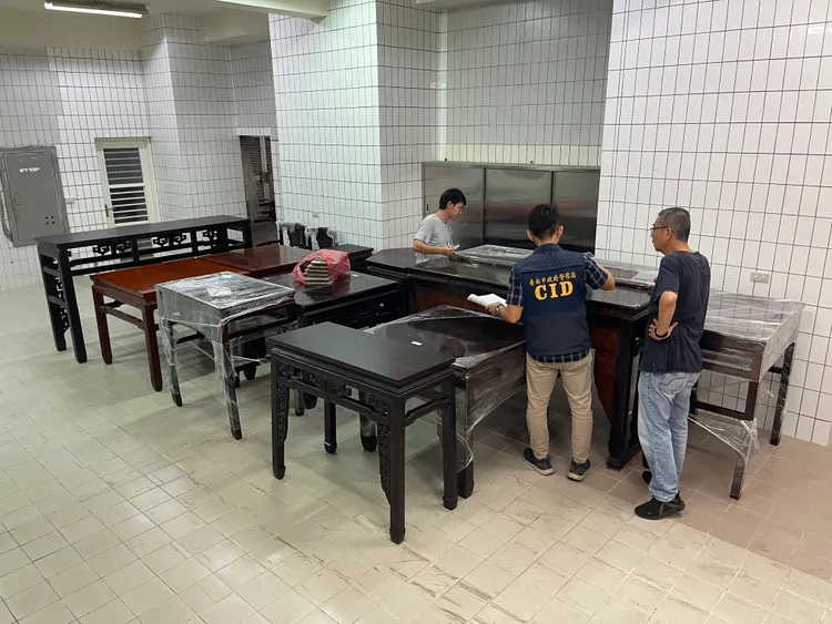 竊團專挑古厝闖空門，運走頗具歷史的桌椅古物。警方提供