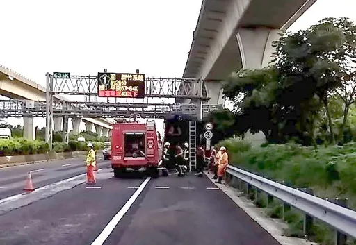 國1中壢段資源回收車燒起來 駕駛停路肩逃生!車流回堵6公里
