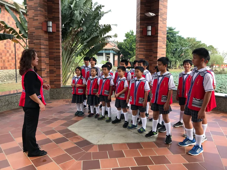 山美國小鄒族傳統歌舞合唱團表演。業者提供