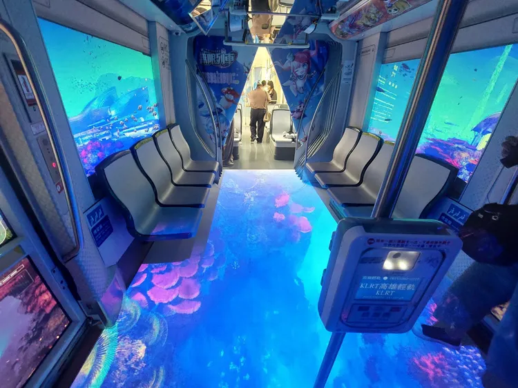 高雄輕軌蜜柑列車結合5G定位直播串流等科技，今天下午15:00起啟航試營運。凃建豐攝