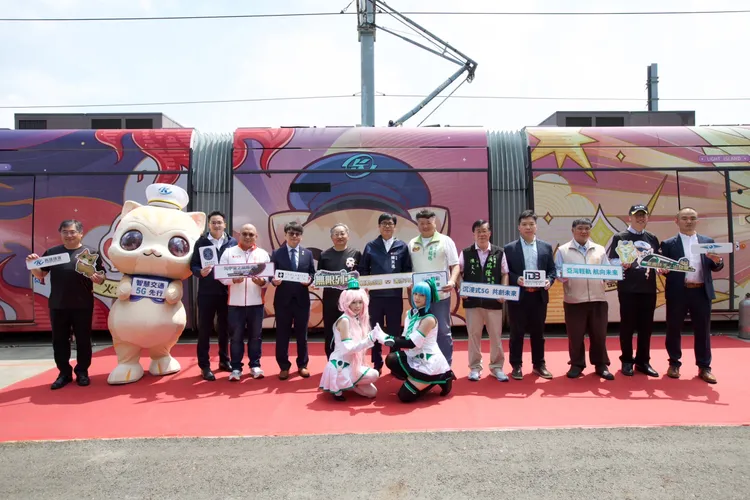 高雄輕軌蜜柑列車結合5G定位直播串流等科技，今天下午15:00起啟航試營運。高捷提供