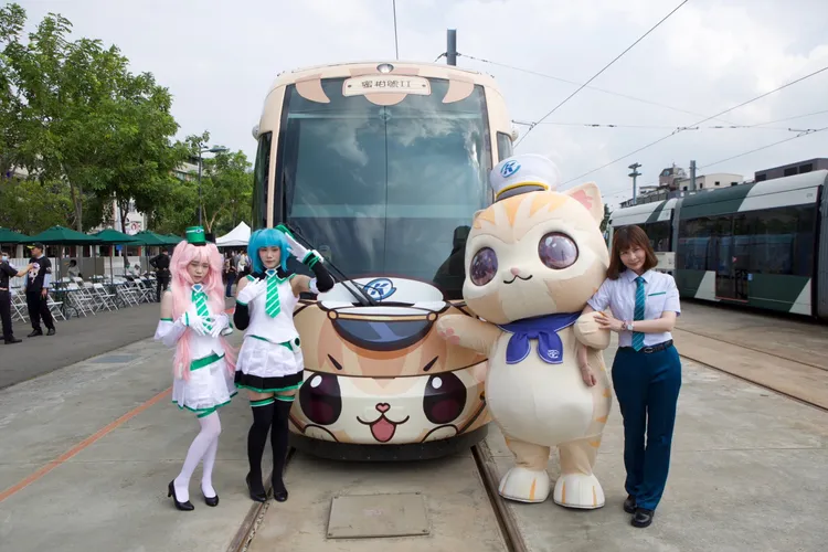 高雄輕軌蜜柑列車結合5G定位直播串流等科技，今天下午15:00起啟航試營運。高捷提供