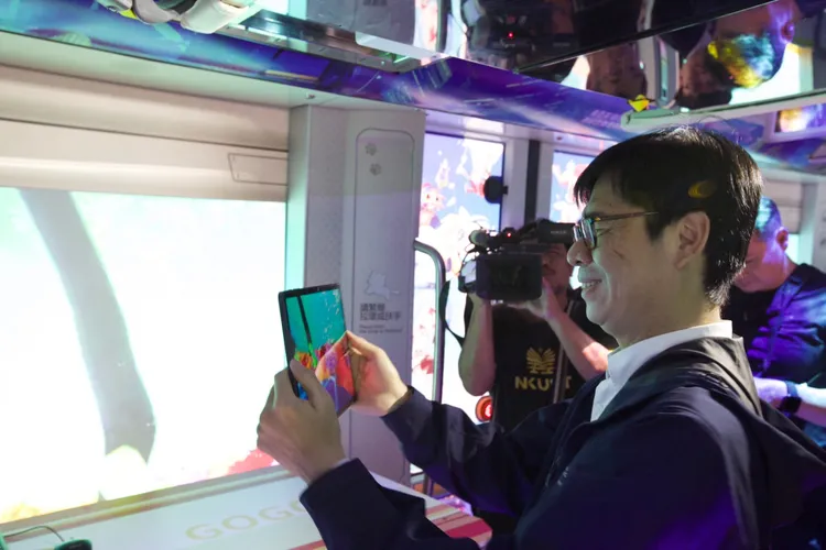 陳其邁市長搶先體驗。高捷提供