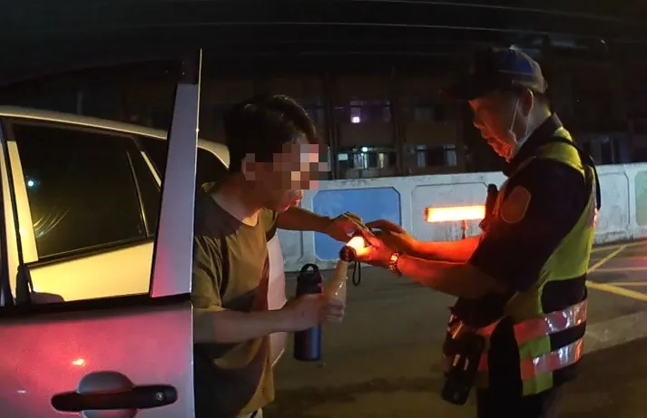 林姓駕駛拿出潄口藥水供員警檢視。民眾提供