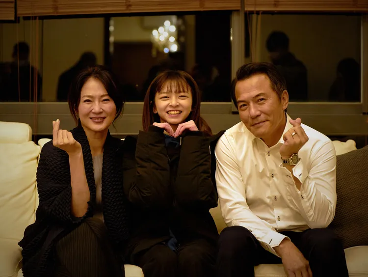 《人選之人—造浪者》陳姸霏（中）與飾演父母親的戴立忍（右）、李之勤。公視提供