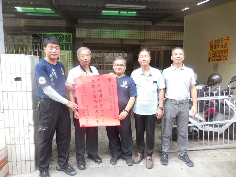 消防局派員登門拜訪，貼紅榜祝賀。消防局提供