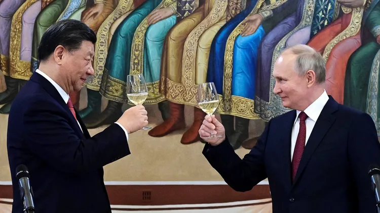 俄羅斯總統普丁（右）表示，接受中國國家主席習近平（左）的邀請，將於10月份訪問中國。資料照片