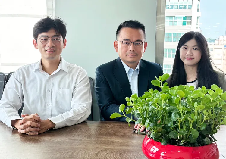 瀛睿律師事務所所長簡榮宗(中)、律師蔡明秀(右)及惟理聯合會計師事務所會計師李維仁向說明員工認股權一事。攝影中心