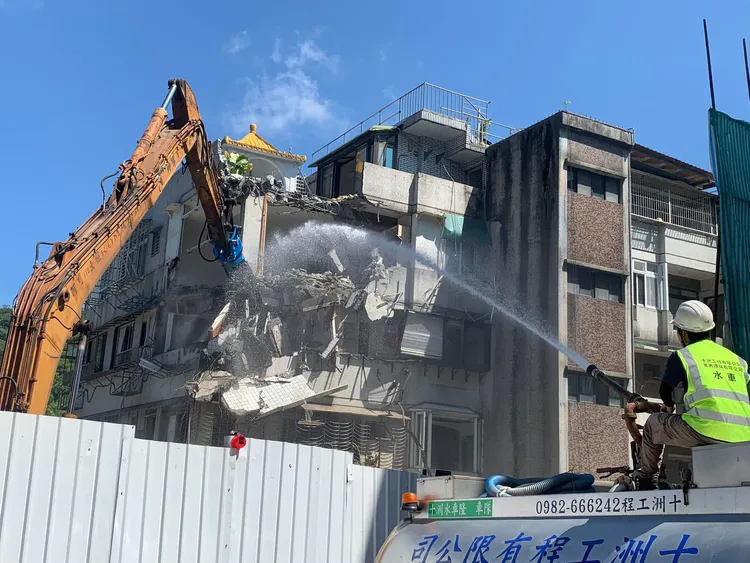 「基泰大直」建案釀大直街25戶公寓傾頹毀壞，昨完成防護設施後，今上午10時開拆。翻攝自陳怡君臉書