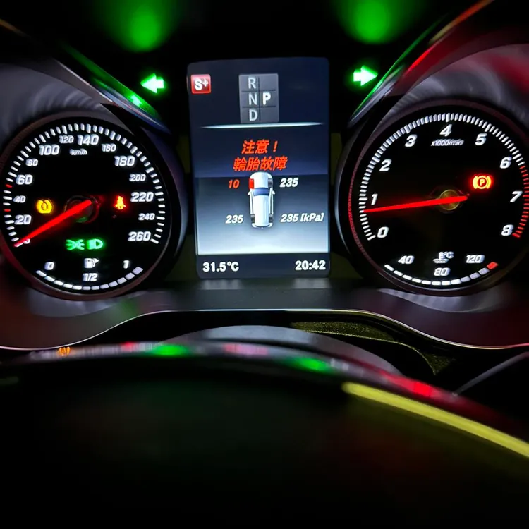 車子爆胎。翻攝臉書「何如芸 Michelle Ho 」