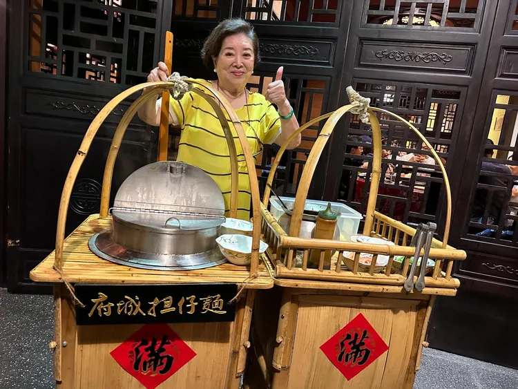 陳淑芳大啖在地美食。翰森娛樂提供