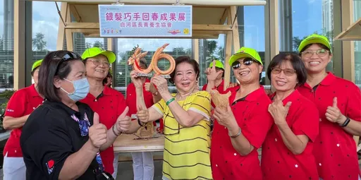 金馬影后陳淑芳台南現芳蹤 「行走的人形立牌」民眾搶拍合照