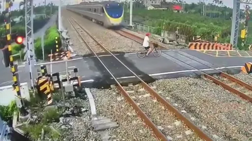 6旬翁騎單車闖平交道遭列車撞上 事發瞬間曝光!全身開放性骨折慘死