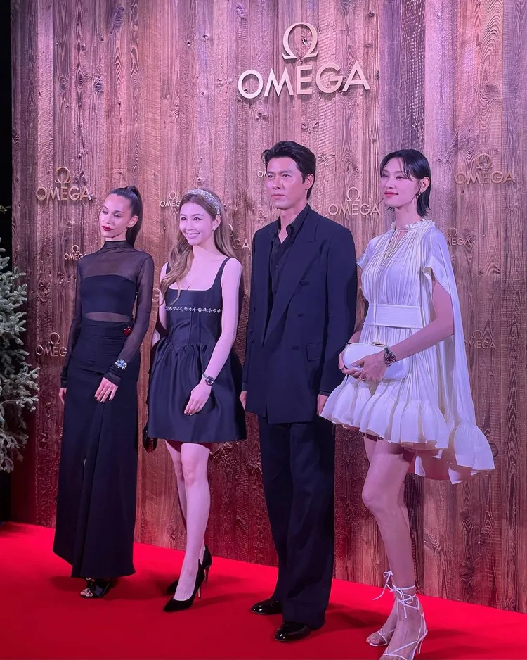 玄彬（右二）和水原希子（左起）、沈月、王丹妮（右）排排站，人夫姿勢端正。翻攝yuetyuetxx IG