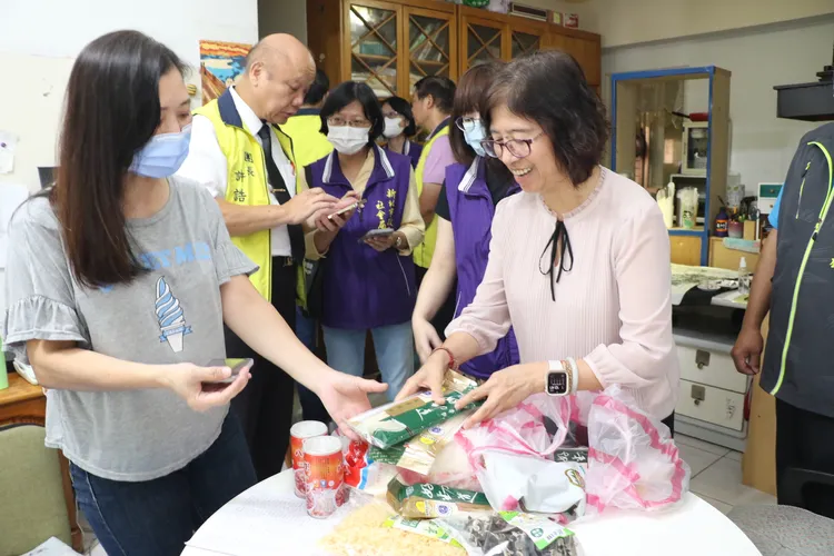 社會局副局長許秀能帶了實物銀行物資給游女士，並關心一家生活狀況。社會局提供