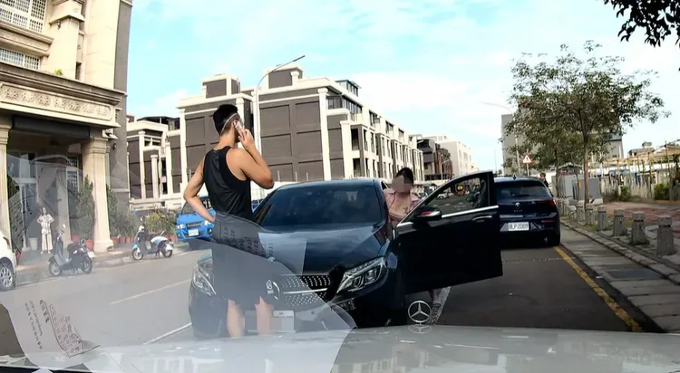 賓士爆乳媽上車。翻攝自新竹爆料公社