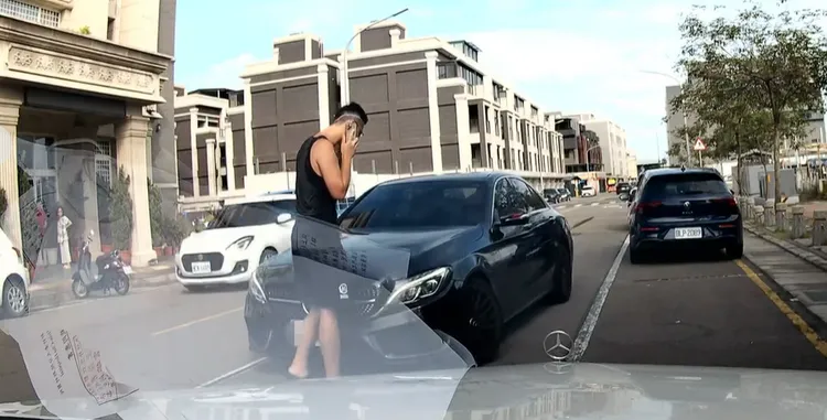 賓士爆乳媽開車，撞到對方兩次。翻攝自新竹爆料公社