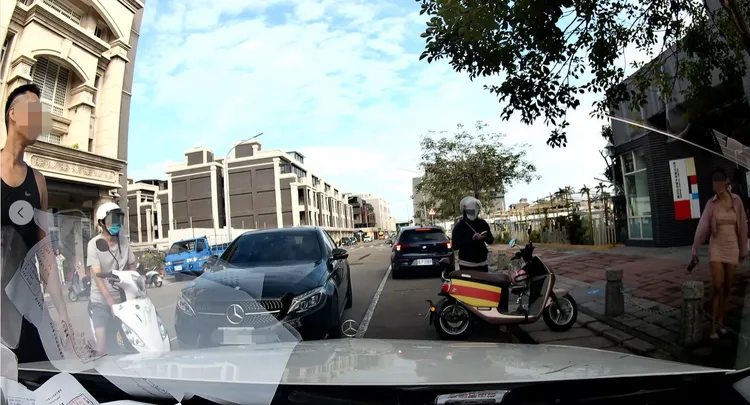 男子和賓士媽發生爭執。翻攝自新竹爆料公社