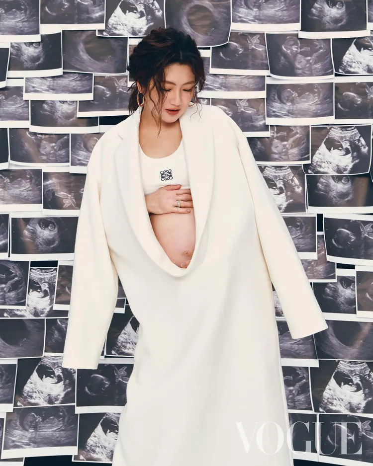 Selina身著LOEWE服飾，秀出渾圓孕肚。翻攝Selina臉書