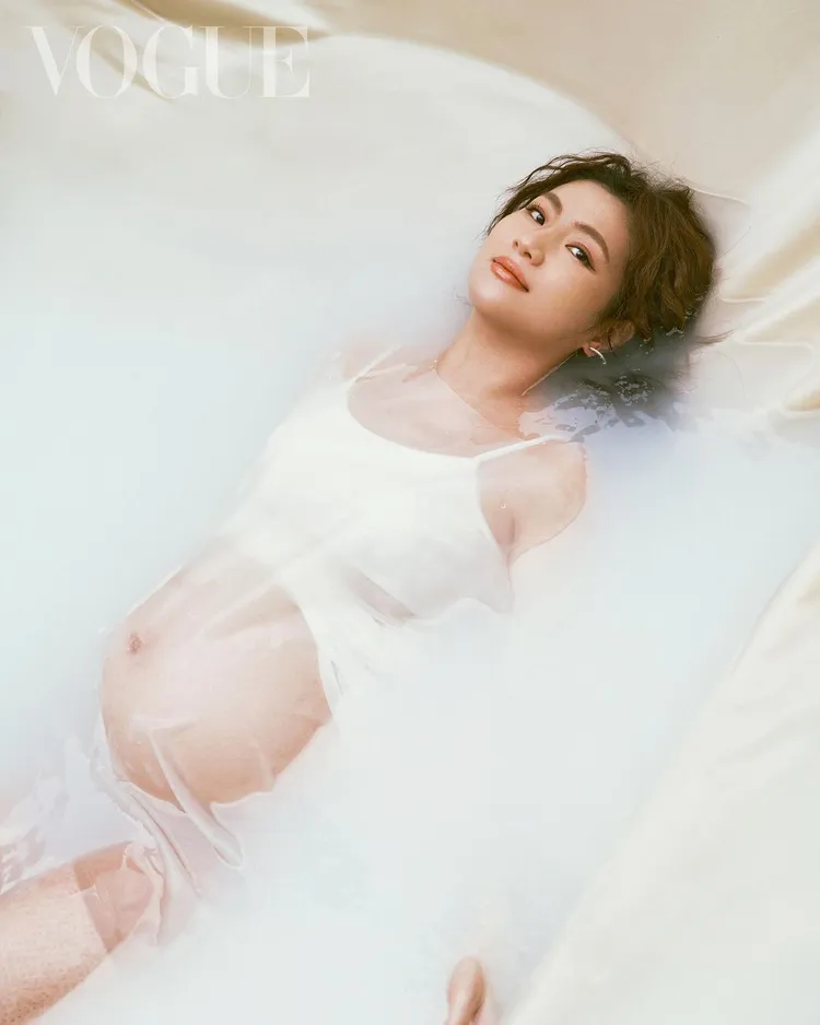 另組照片她同樣身著白色背心，以迷濛姿態躺臥入鏡，並露出幸福微笑。翻攝Selina IG